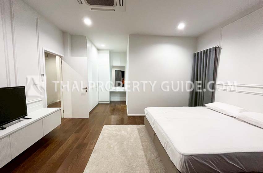 House with Shared Pool in Srinakarin 
